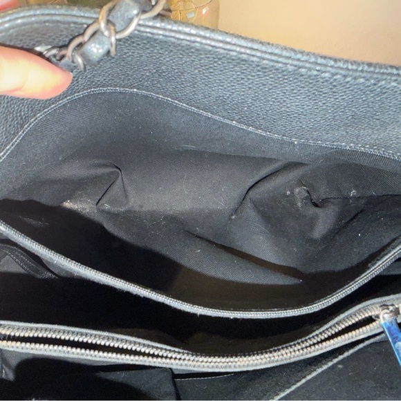 CHANEL Elegant Black Leather Shoulder Bag - Picture 9 of 10